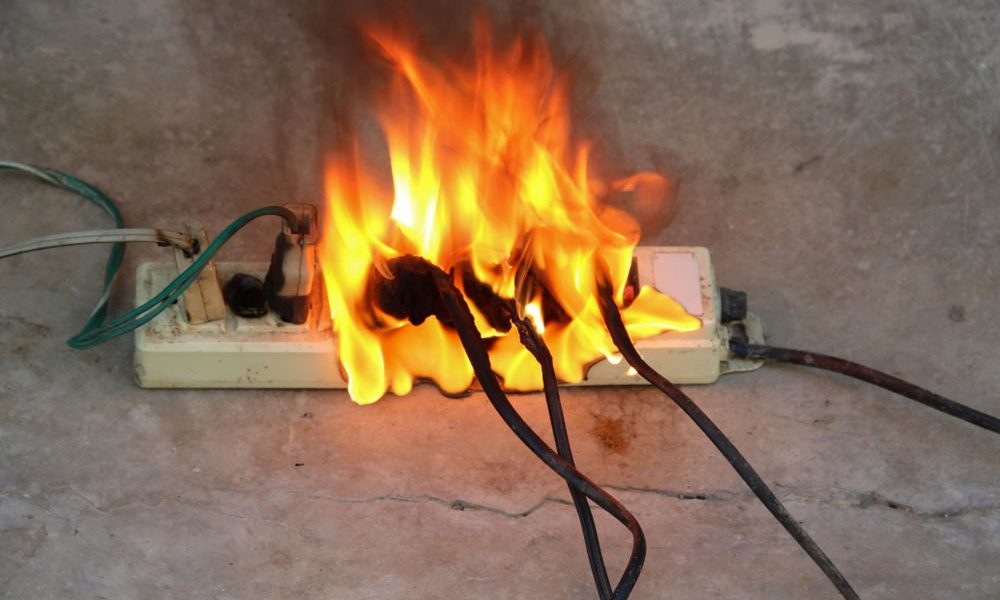 Înainte să te culci, ai grijă să oprești acest aparat din bucătărie, ca să eviți un incendiu