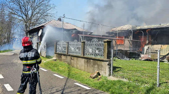 Incendiu de mari proporții în Vrancea: zeci de gospodării afectate și alertă de urgență pentru locuitori