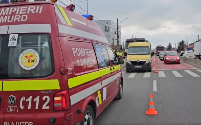 Accident șocant în Mureș. Opt copii și doi șoferi, la spital după o coliziune violentă pe DN15