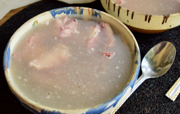 Când se pune sarea în piftie. Greșeala care strică zeama și pe care aproape toate gospodinele o fac