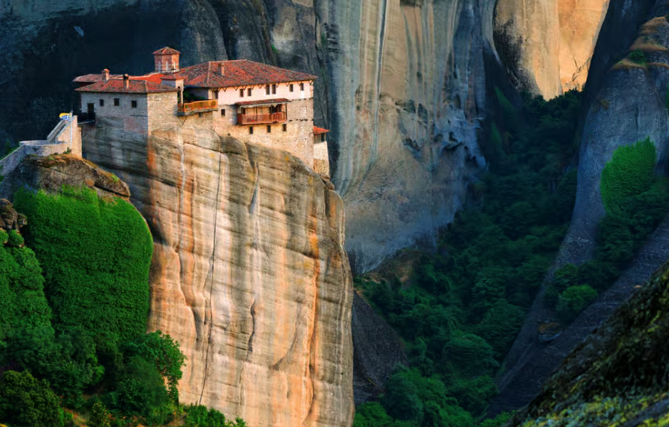 Descoperă Sfintele Mănăstiri Arnota și Vârful Români, ‘Meteorele’ României